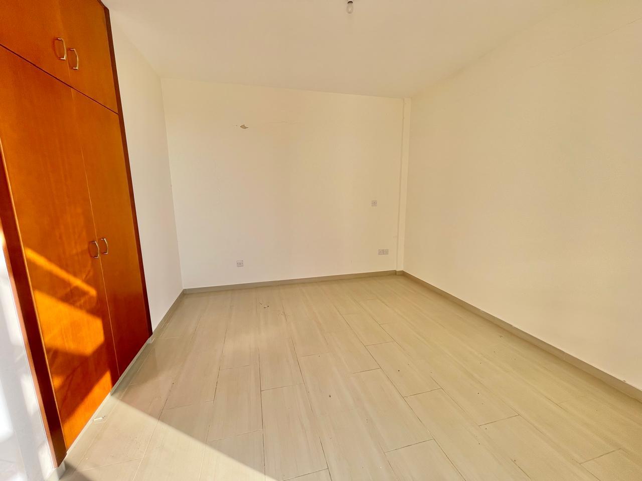 Spacious 1-Bedroom Apartment with Sea Views and Renovation Potential — photo 8 of 8