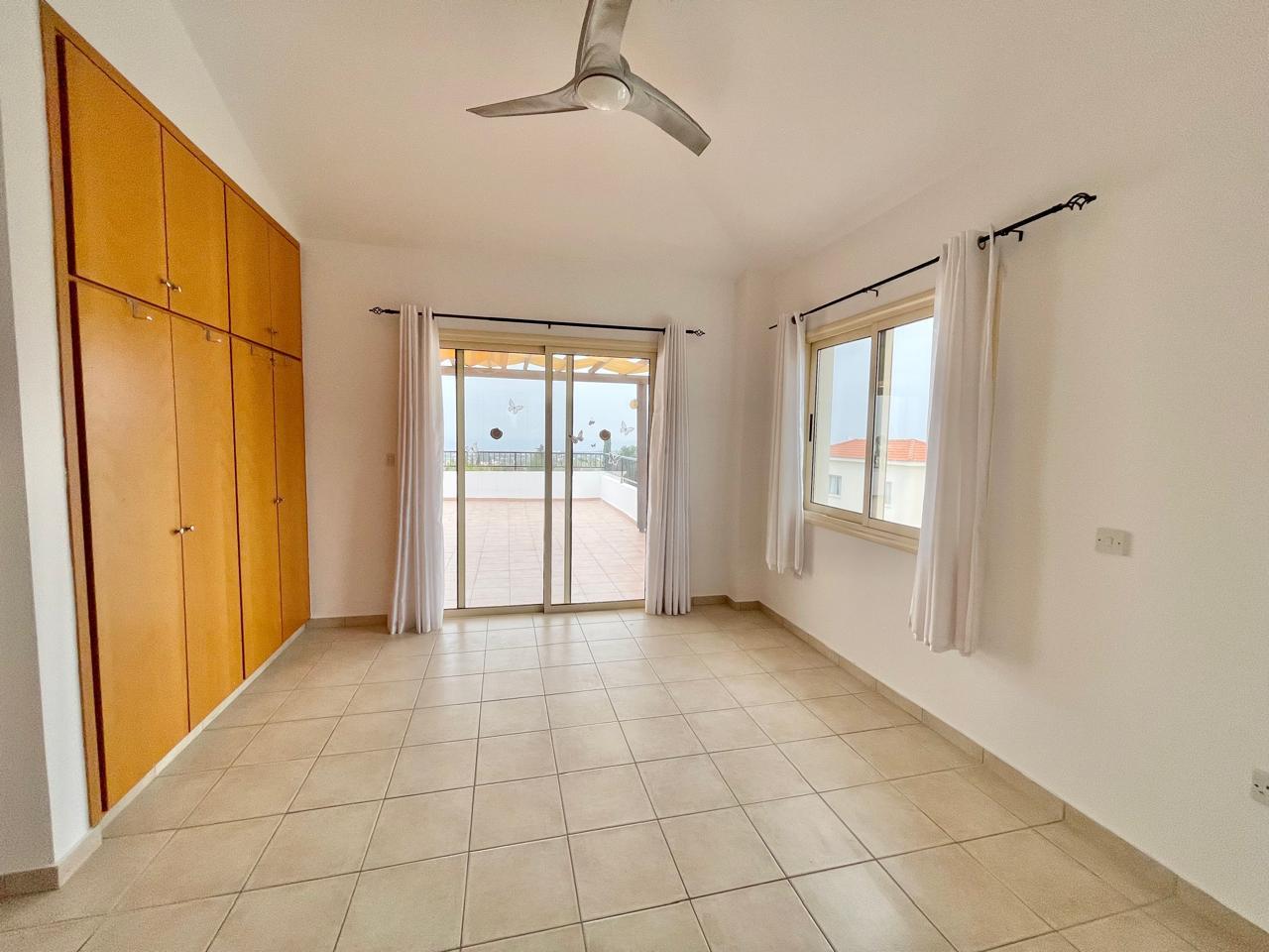 2-Bedroom Apartment with a Stunning Sea-View Roof Terrace — photo 12 of 14