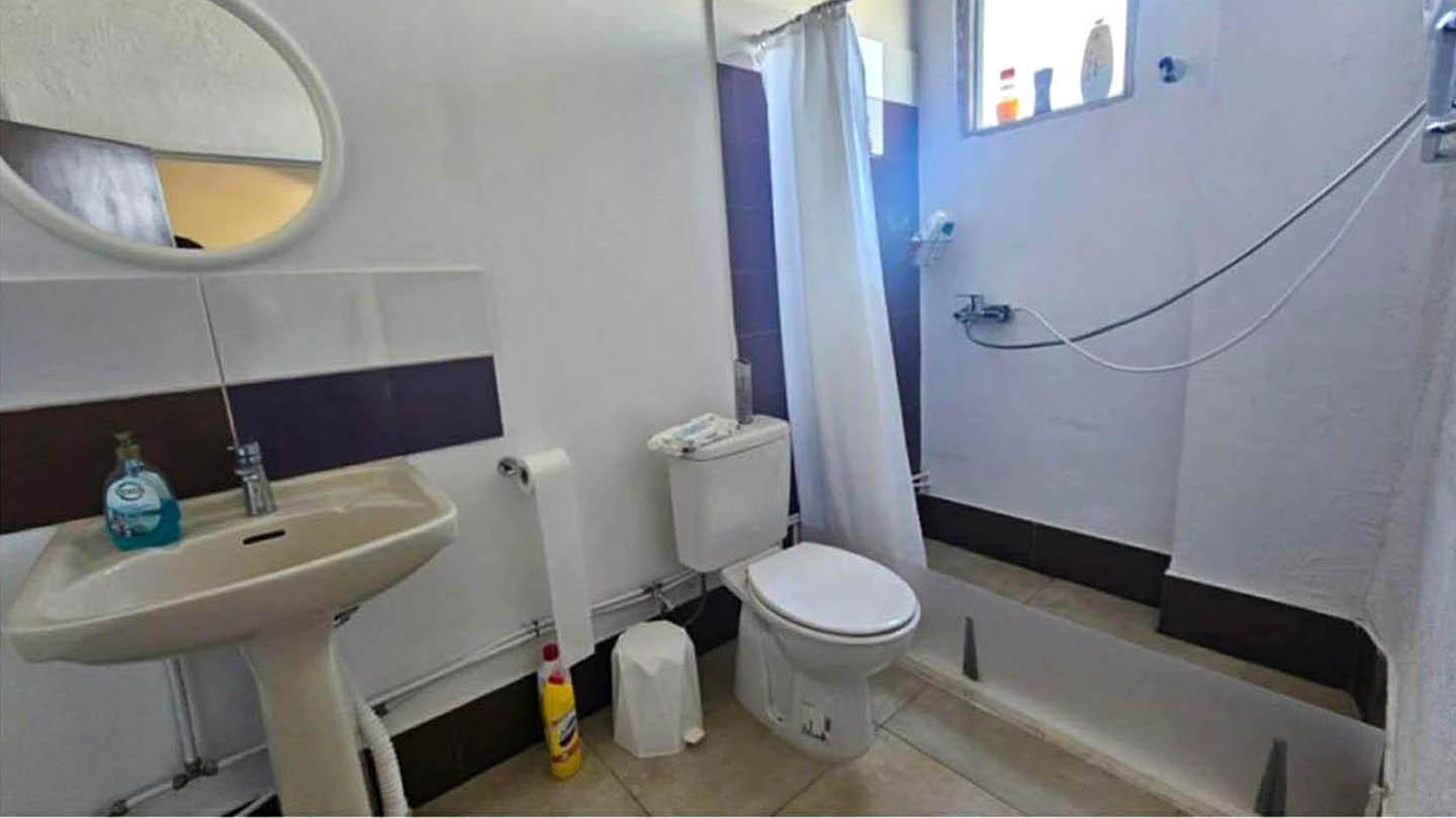 2-bedroom bungalow with a vast 3,300 m2 plot — photo 10 of 12