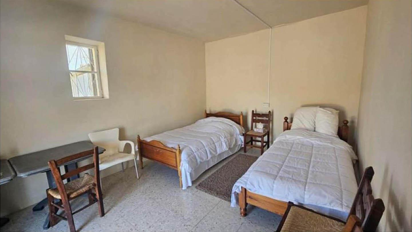 2-bedroom bungalow with a vast 3,300 m2 plot — photo 9 of 12