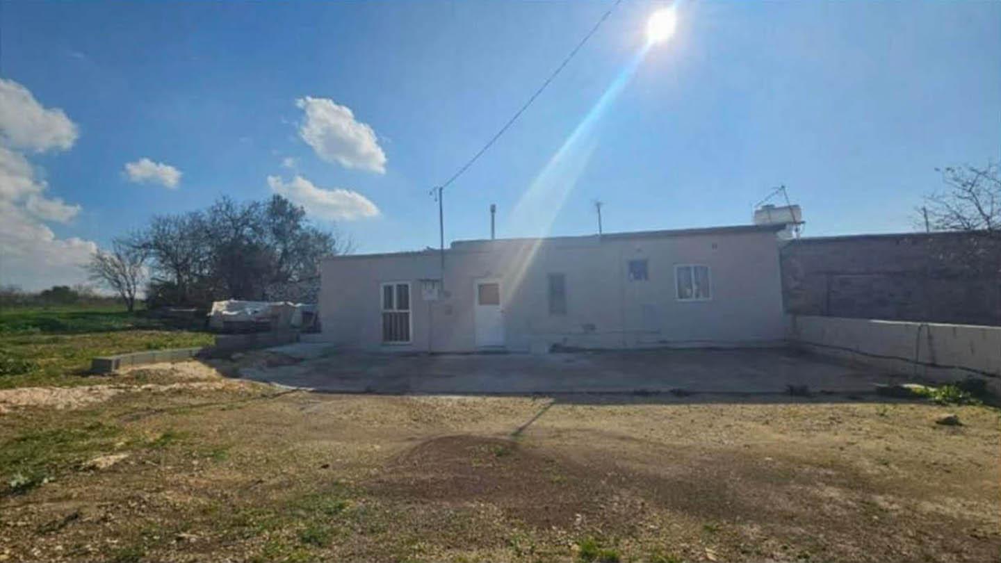 2-bedroom bungalow with a vast 3,300 m2 plot — photo 11 of 12