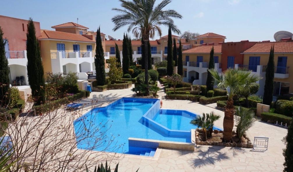 Townhouse with 2 bedrooms in a welcoming complex with a communal pool and sea views — Paphos