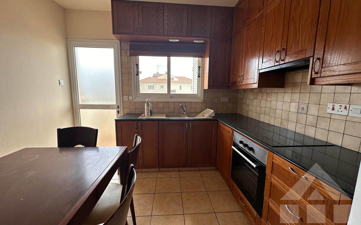 3-Bedroom Apartment with a Spacious Balcony and Views of Green Surroundings — photo 8 of 11