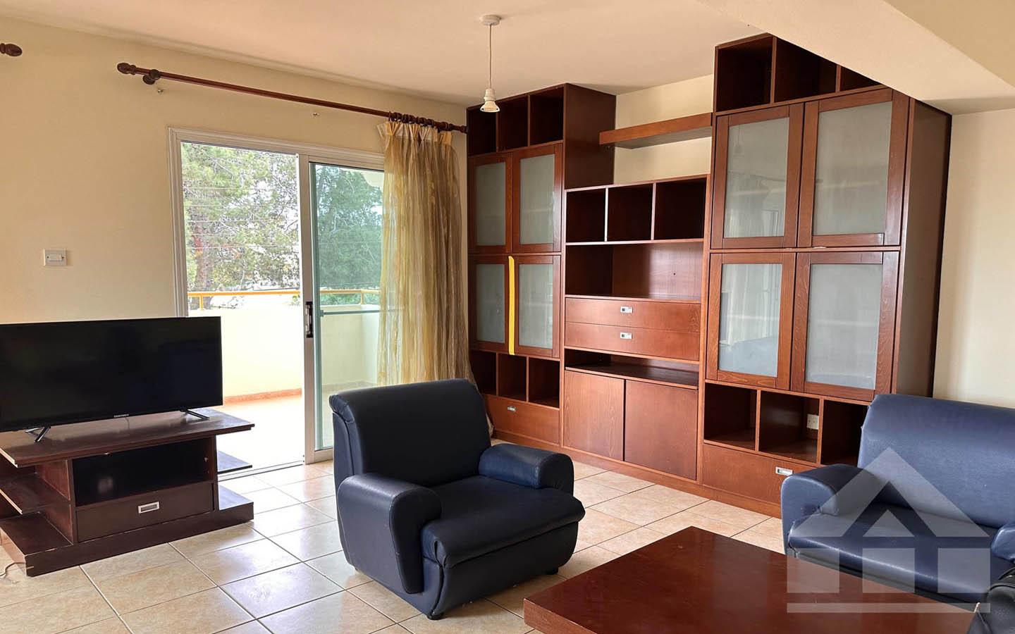 3-Bedroom Apartment with a Spacious Balcony and Views of Green Surroundings — photo 2