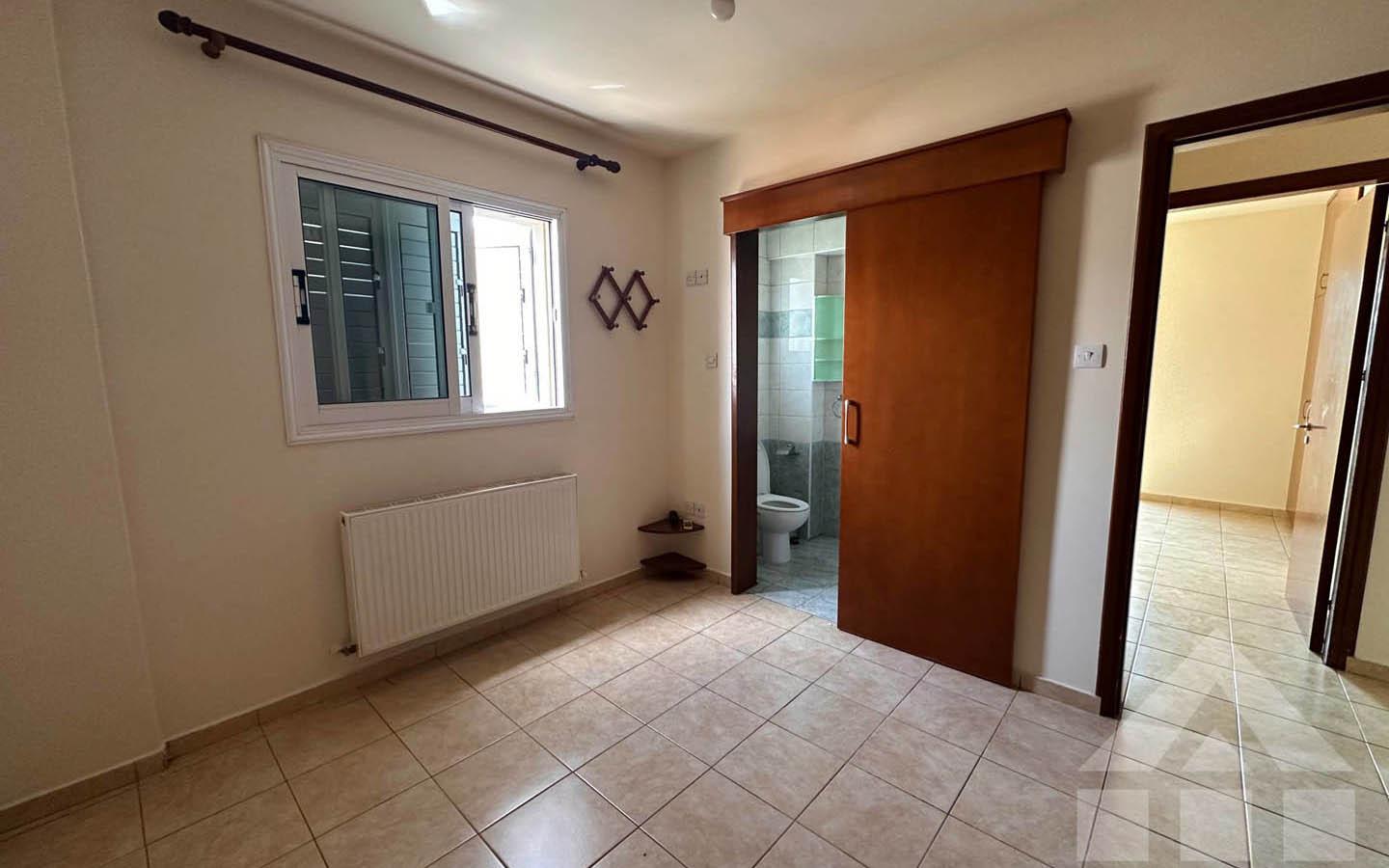 3-Bedroom Apartment with a Spacious Balcony and Views of Green Surroundings — photo 7 of 11