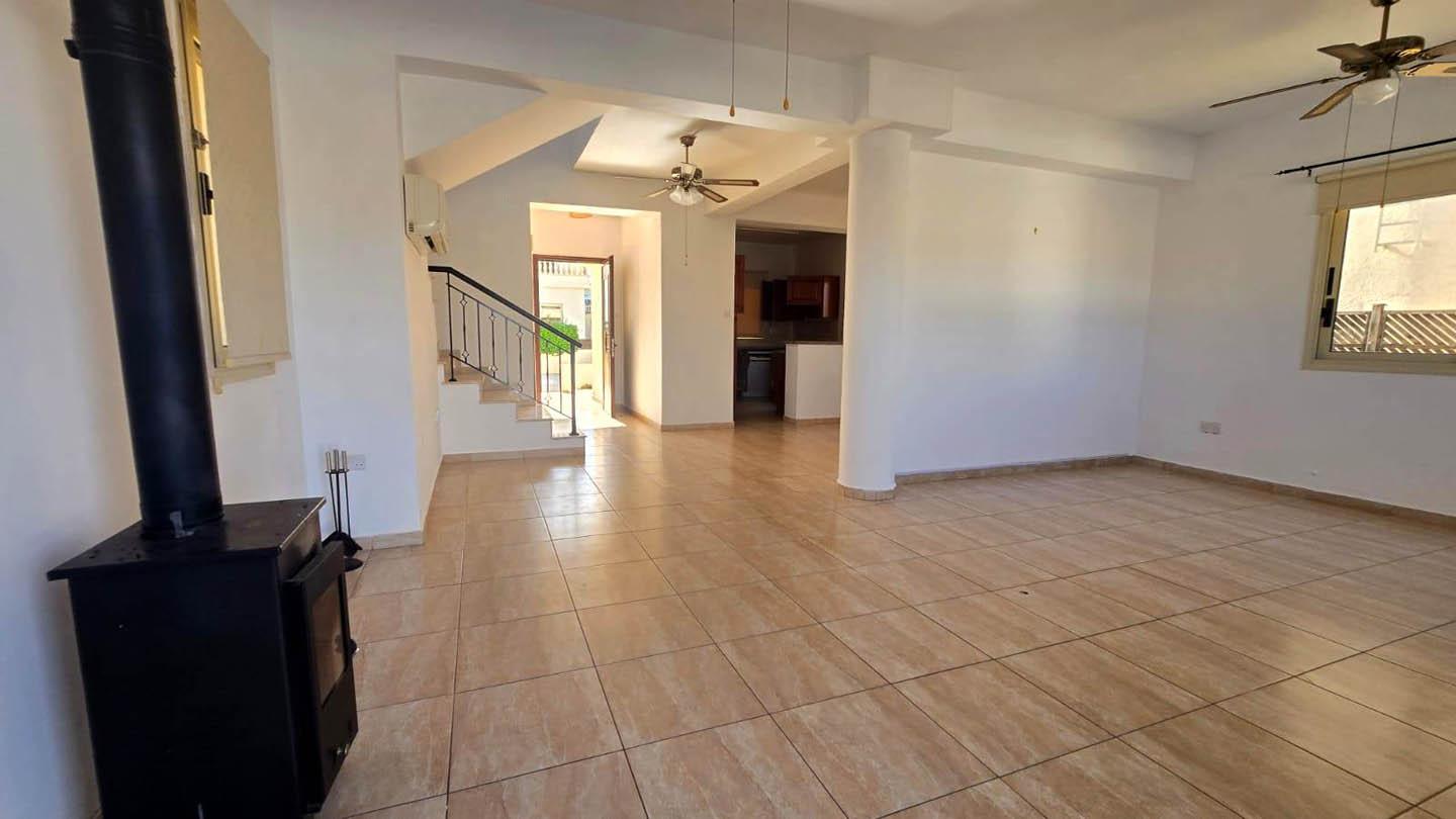 3 bedroom Villa with Pool and Sea View Just Steps from the Beach — photo 8 of 25