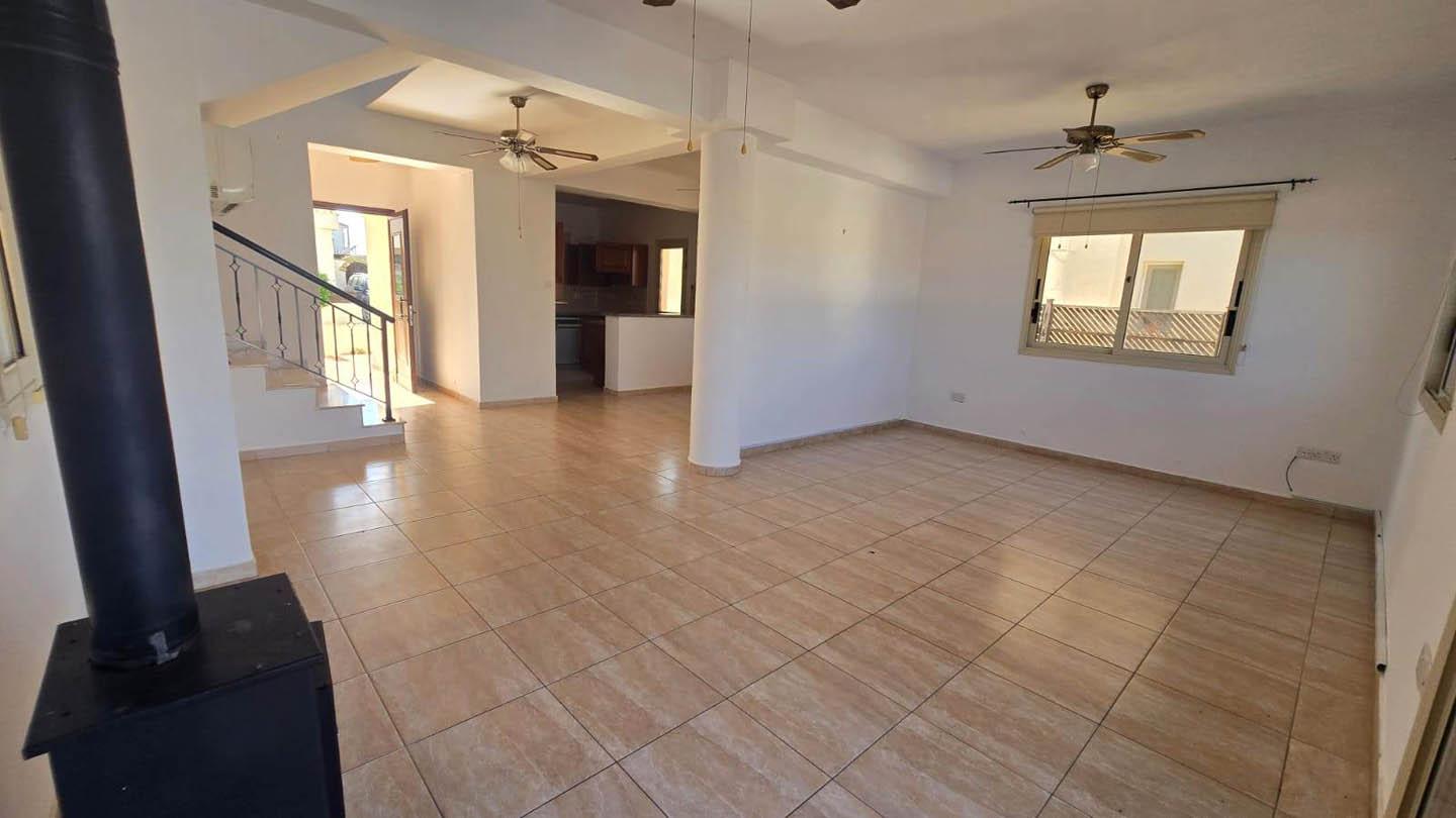 3 bedroom Villa with Pool and Sea View Just Steps from the Beach — photo 12 of 25
