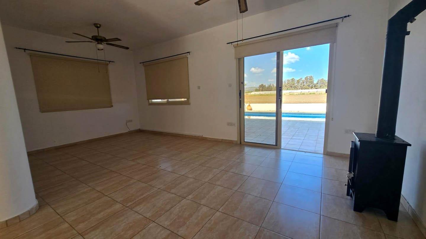 3 bedroom Villa with Pool and Sea View Just Steps from the Beach — photo 10 of 25