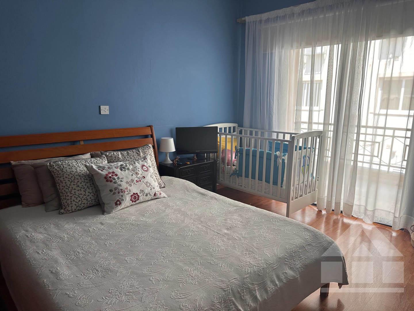 3-Bedroom House with a Cozy Internal Courtyard and Covered Veranda — photo 12 of 16