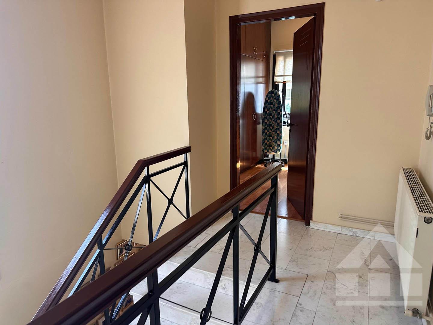 3-Bedroom House with a Cozy Internal Courtyard and Covered Veranda — photo 9 of 16