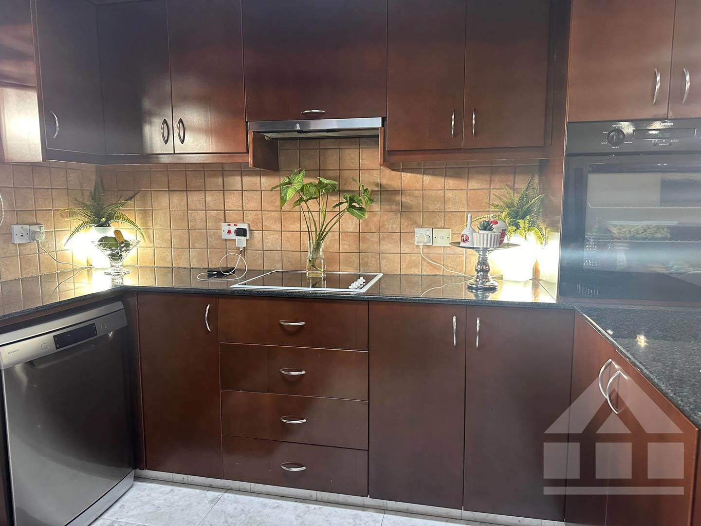 3-Bedroom House with a Cozy Internal Courtyard and Covered Veranda — photo 4 of 16