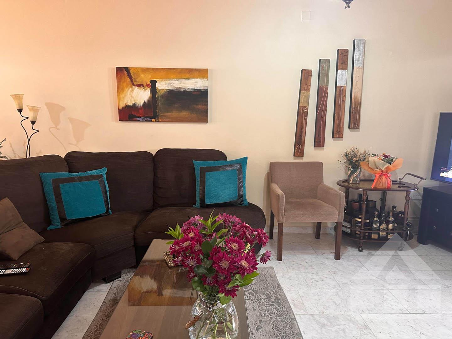 3-Bedroom House with a Cozy Internal Courtyard and Covered Veranda — photo 6 of 16