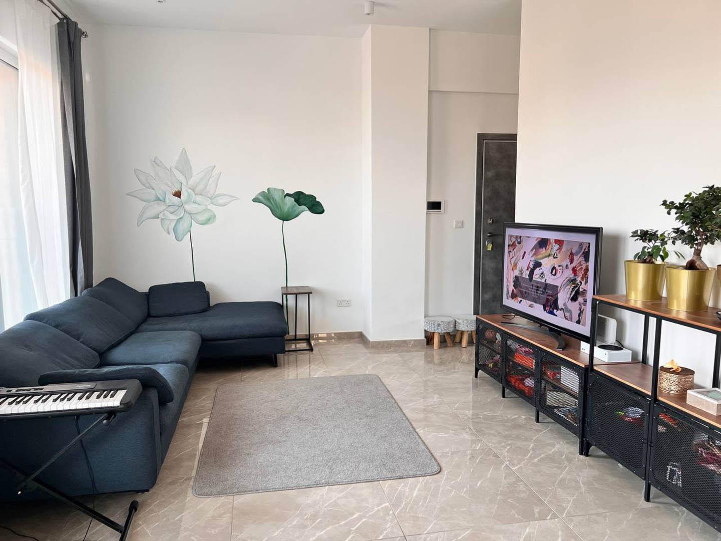 Spacious 2-Bedroom Apartment with High Ceilings — photo 4 of 11