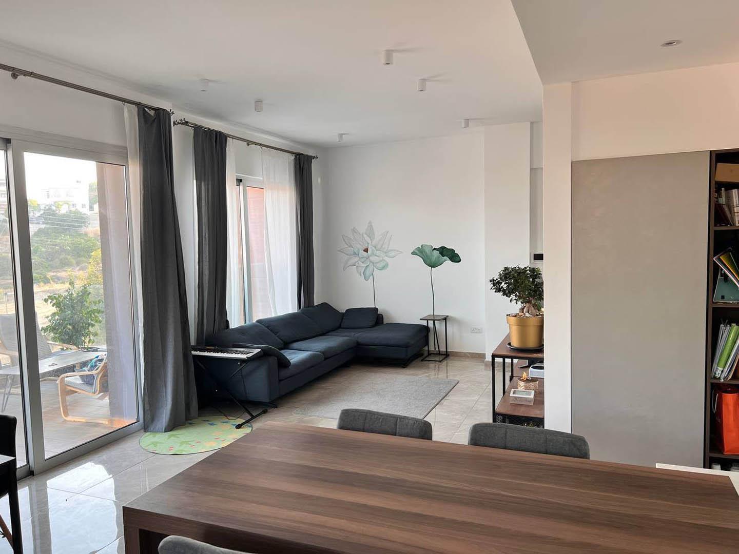 Spacious 2-Bedroom Apartment with High Ceilings — photo 5 of 11