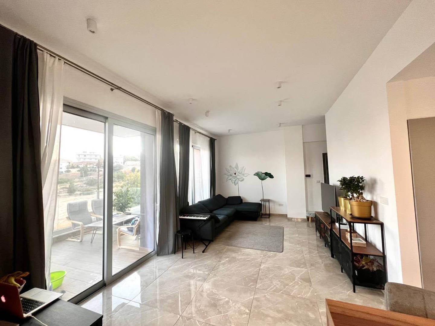 Spacious 2-Bedroom Apartment with High Ceilings — photo 6 of 11