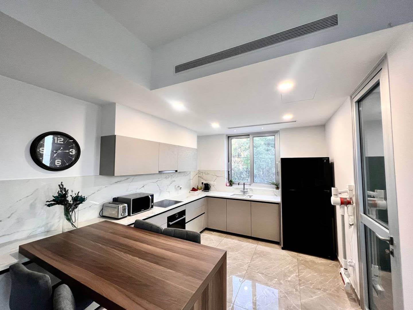 Spacious 2-Bedroom Apartment with High Ceilings — photo 7 of 11