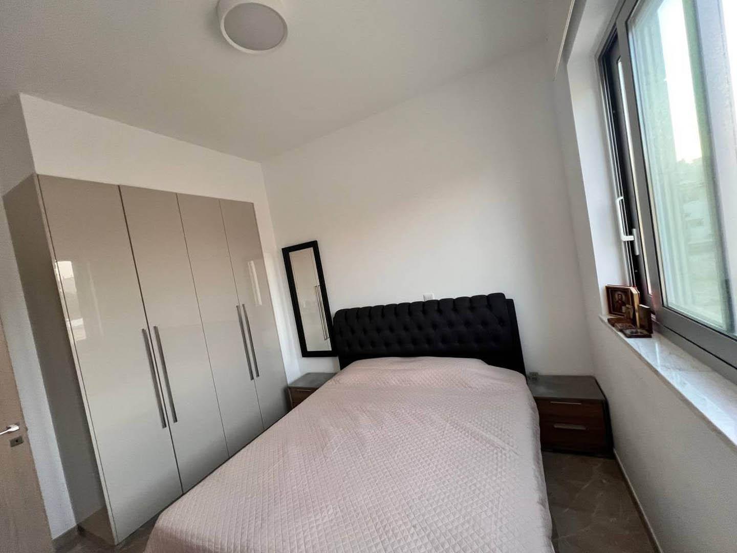 Spacious 2-Bedroom Apartment with High Ceilings — photo 9 of 11