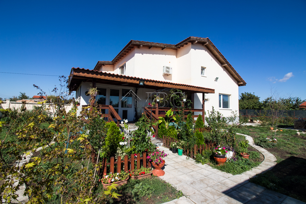 Sea view! 4-bed nice house with garden —