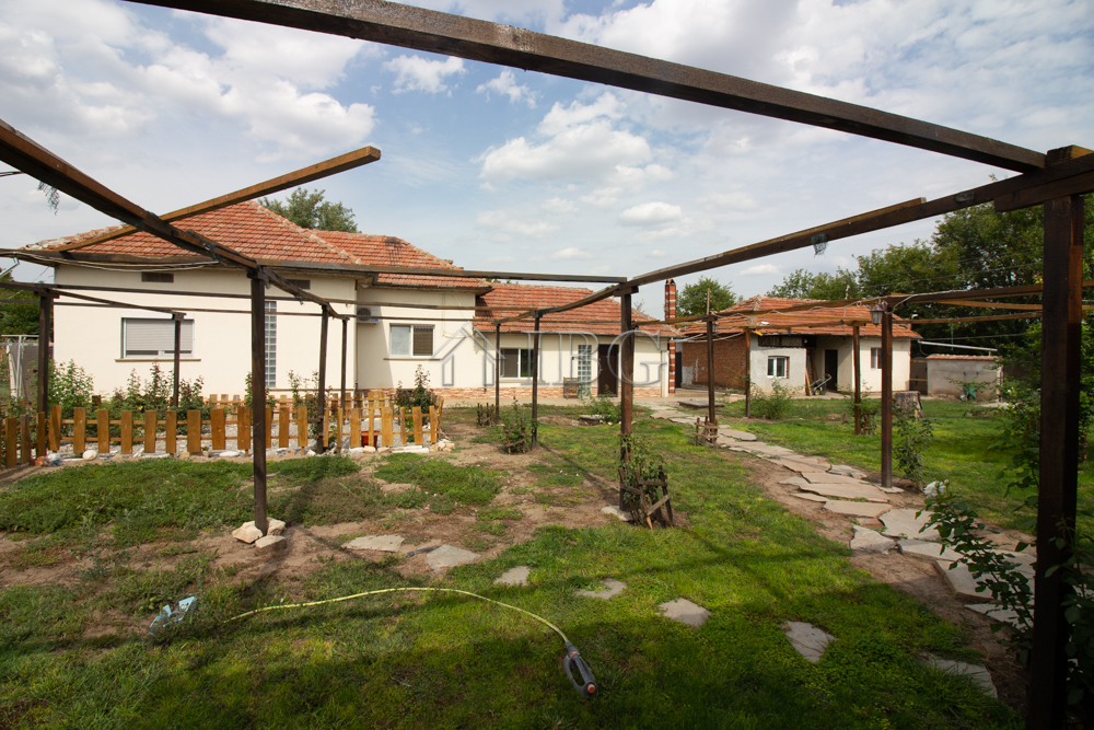 Lovely 2 bed, 2 bath house with large yard near Polski Trambesh —