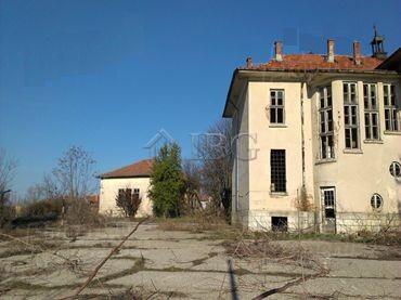 Two buildings and large plot of land near Ruse —