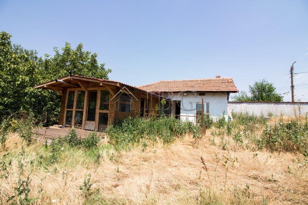 House with Veranda and Large Garden Near Vardim and Danube River —