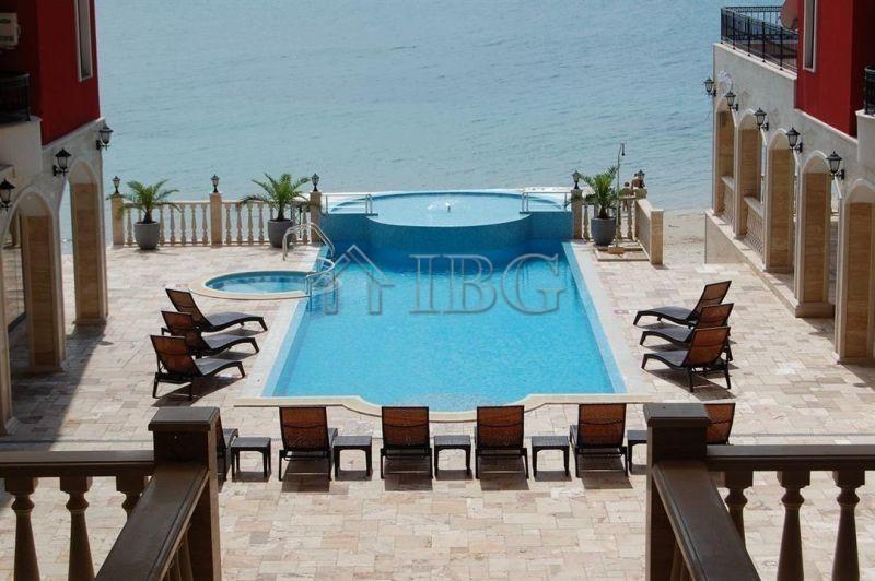 Spacious 2-Bedroom Apartment with Direct Beach Access Rich 1, Nessebar — Nessebar