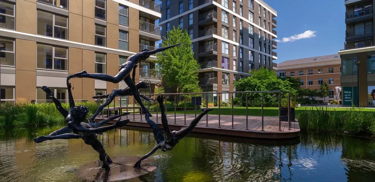 3 Bedroom Apartment for Sale Staines Surrey Eden Grove — Surrey