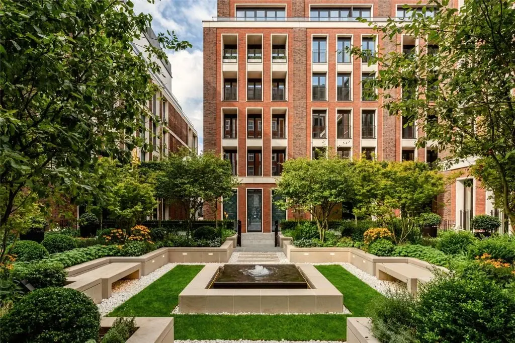 Penthouse for Sale in Kensington W8 Lancer Square — Kensington