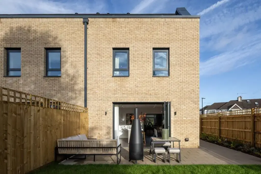 3 Bedroom Townhouse for Sale in Twickenham Square London — Twickenham