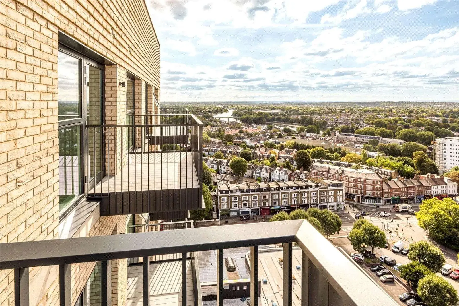 1 Bedroom Apartment for Sale in Brentford at Kew Bridge TW8 — Brentford