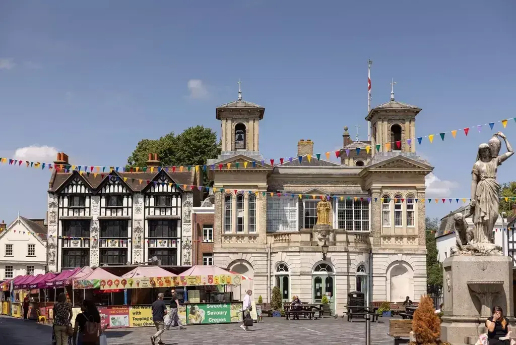 3 Bedroom Duplex Apartment for Sale in County Hall Kingston — Kingston Upon Thames