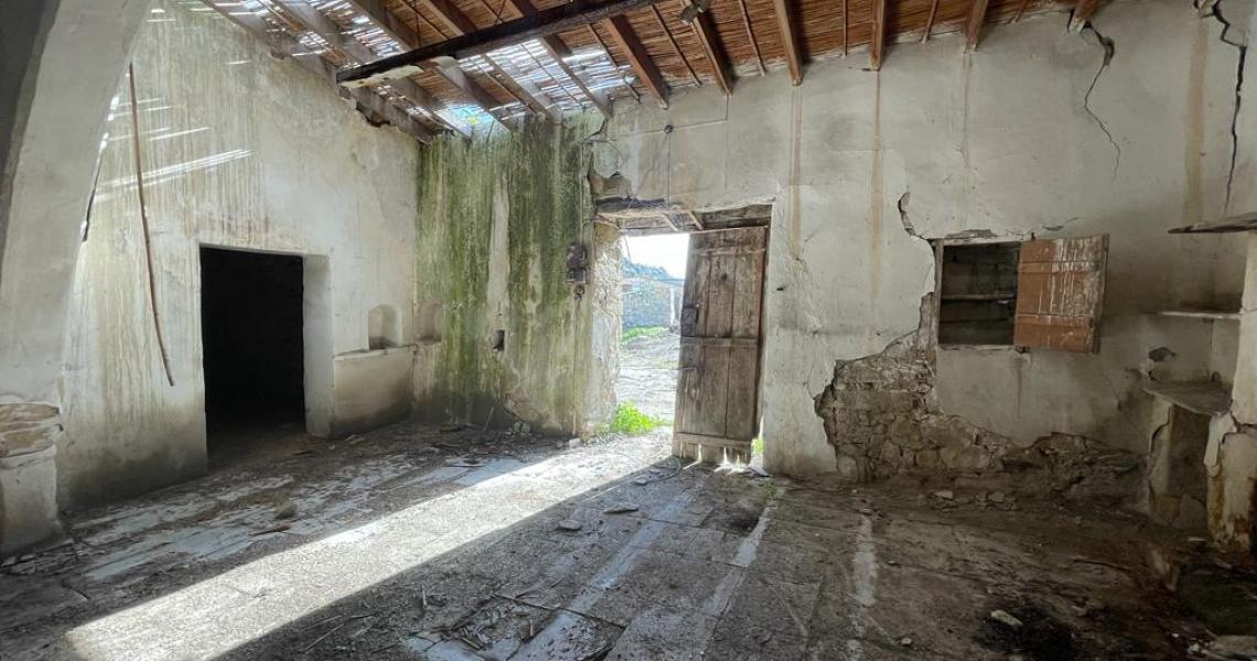 The stone house ready for the process of renovation — photo 2