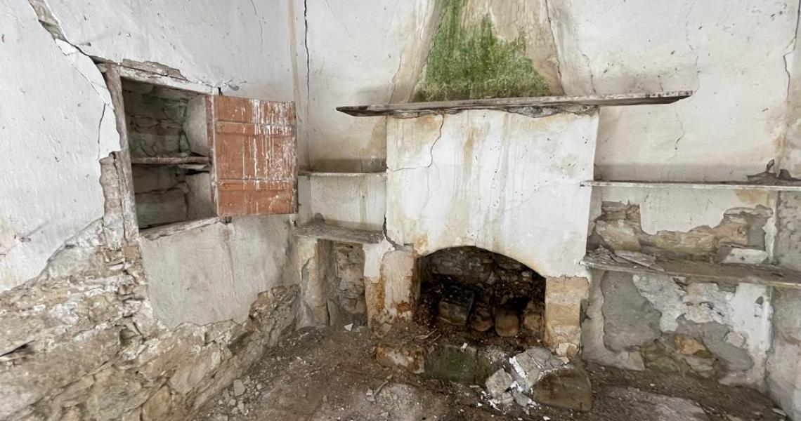 The stone house ready for the process of renovation — photo 5