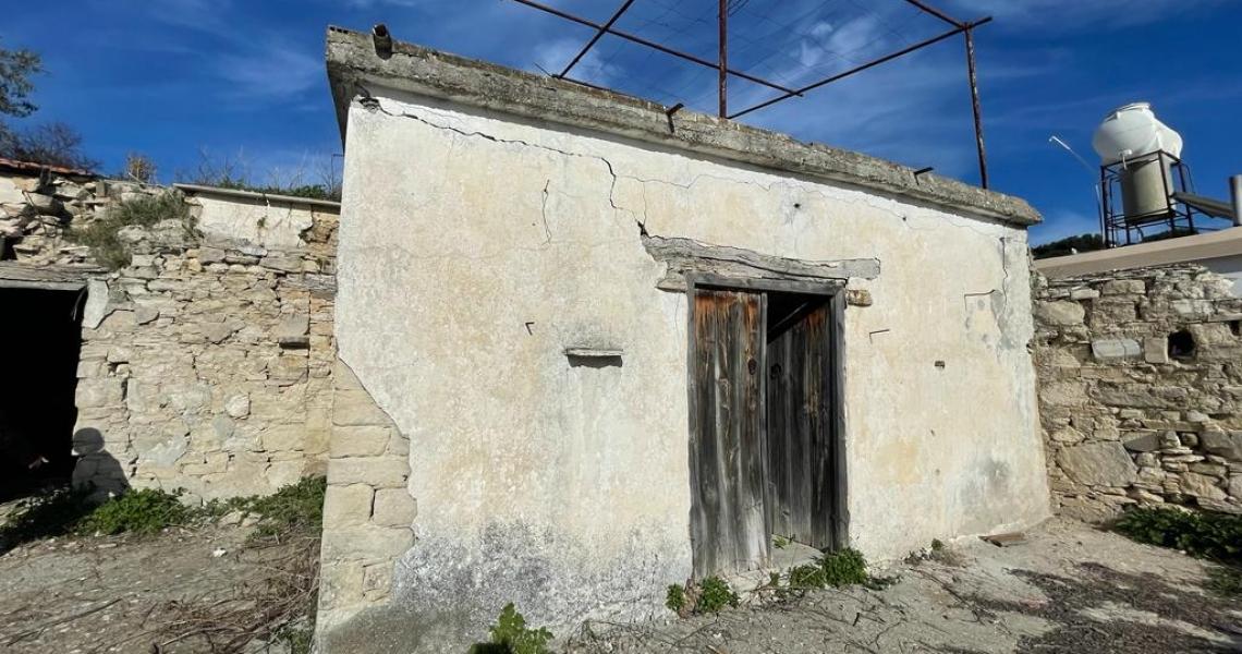 The stone house ready for the process of renovation — photo 6