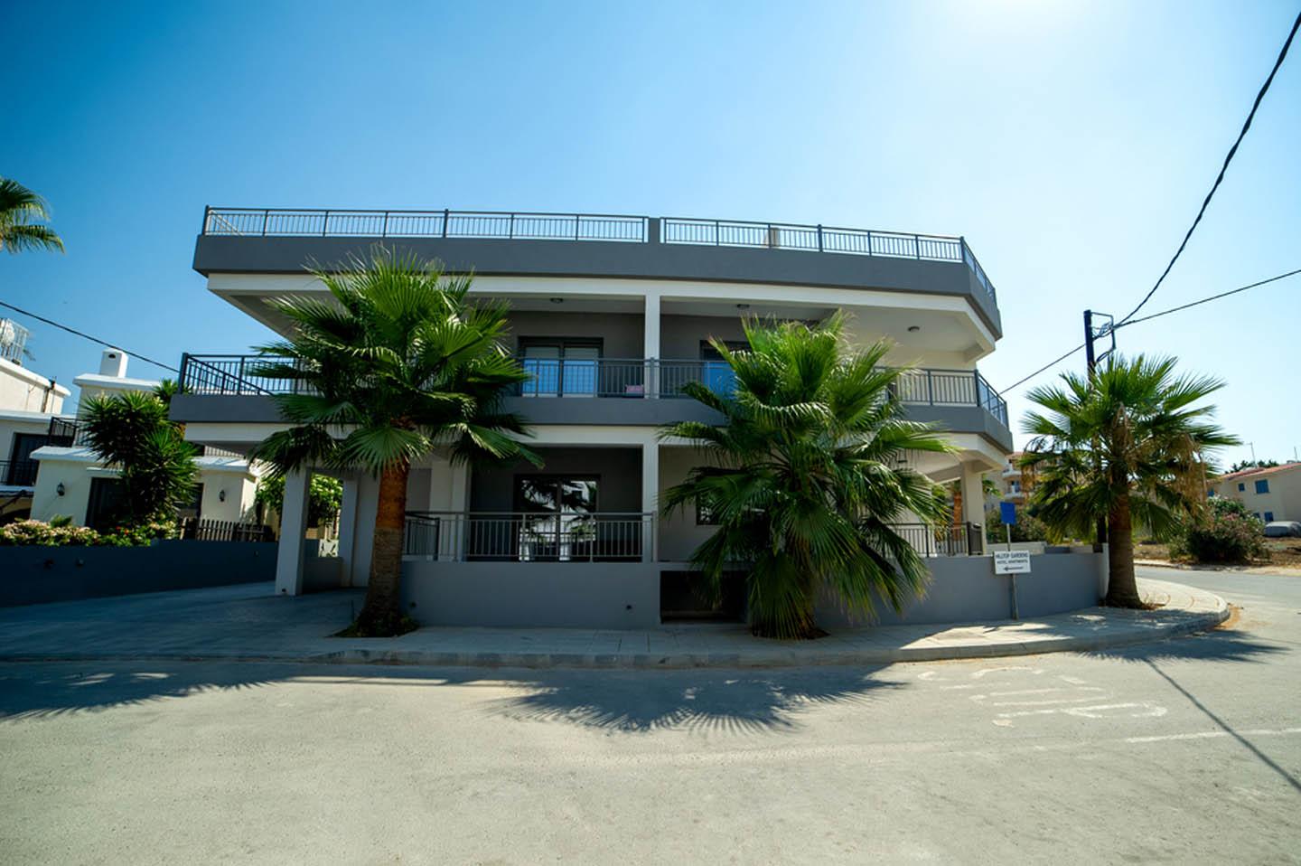 Large 3-bedroom apartment in modern apartment block — main photo