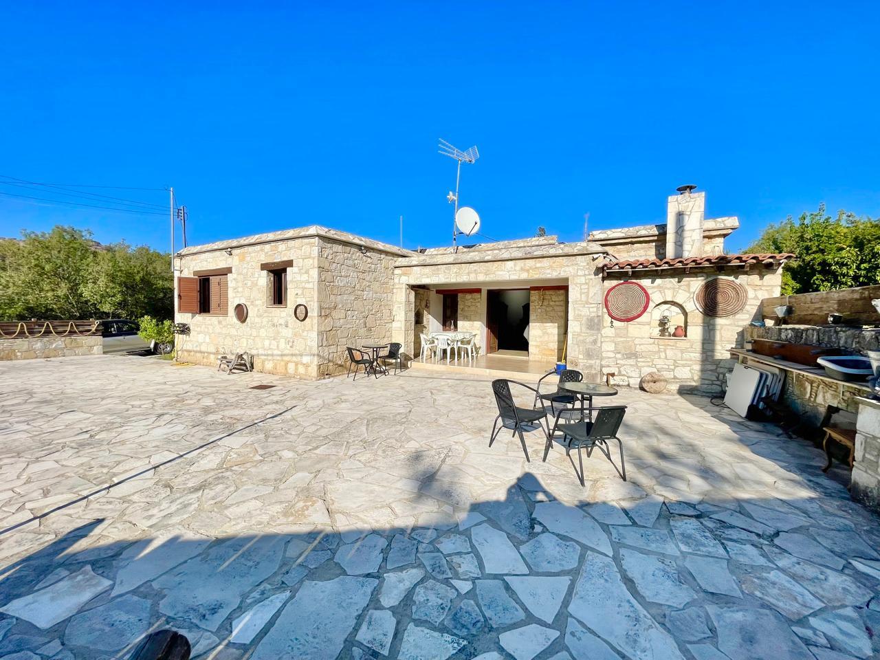 Timeless Stone Bungalow with three bedrooms — photo 3