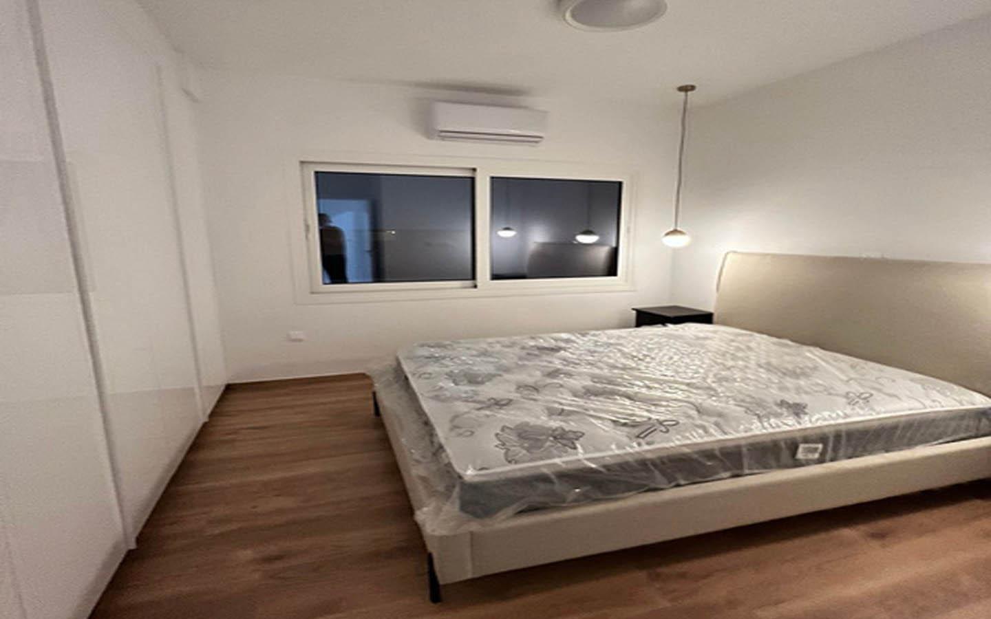 Two-Bedroom Apartment with Pristine White Finish and Premium Black Appliances — photo 4