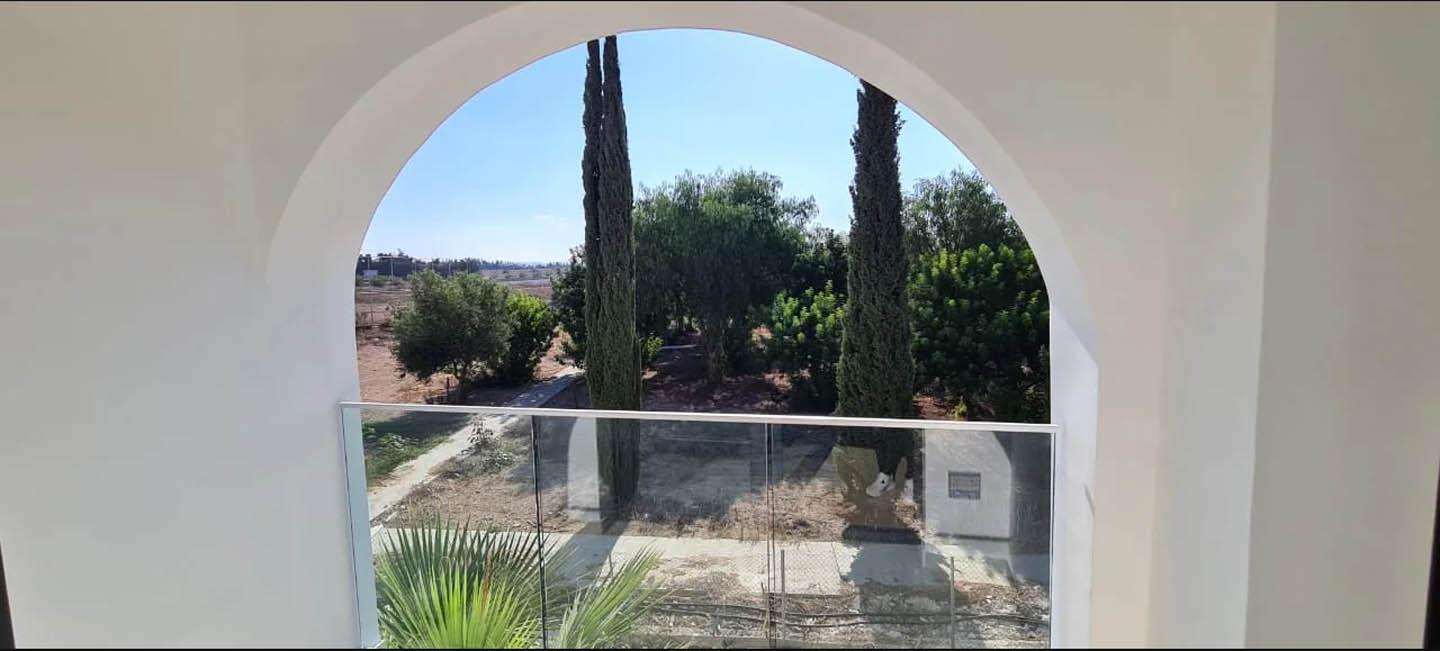 Renovated 2-Bedroom Apartment with a View of Greenery — photo 2