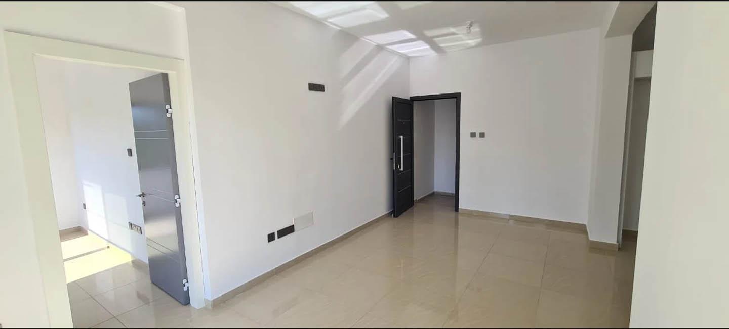 Renovated 2-Bedroom Apartment with a View of Greenery — photo 4