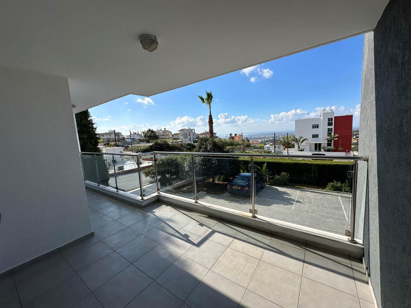 2-Bedroom Apartment with Panoramic City and Coastal Views — photo 2