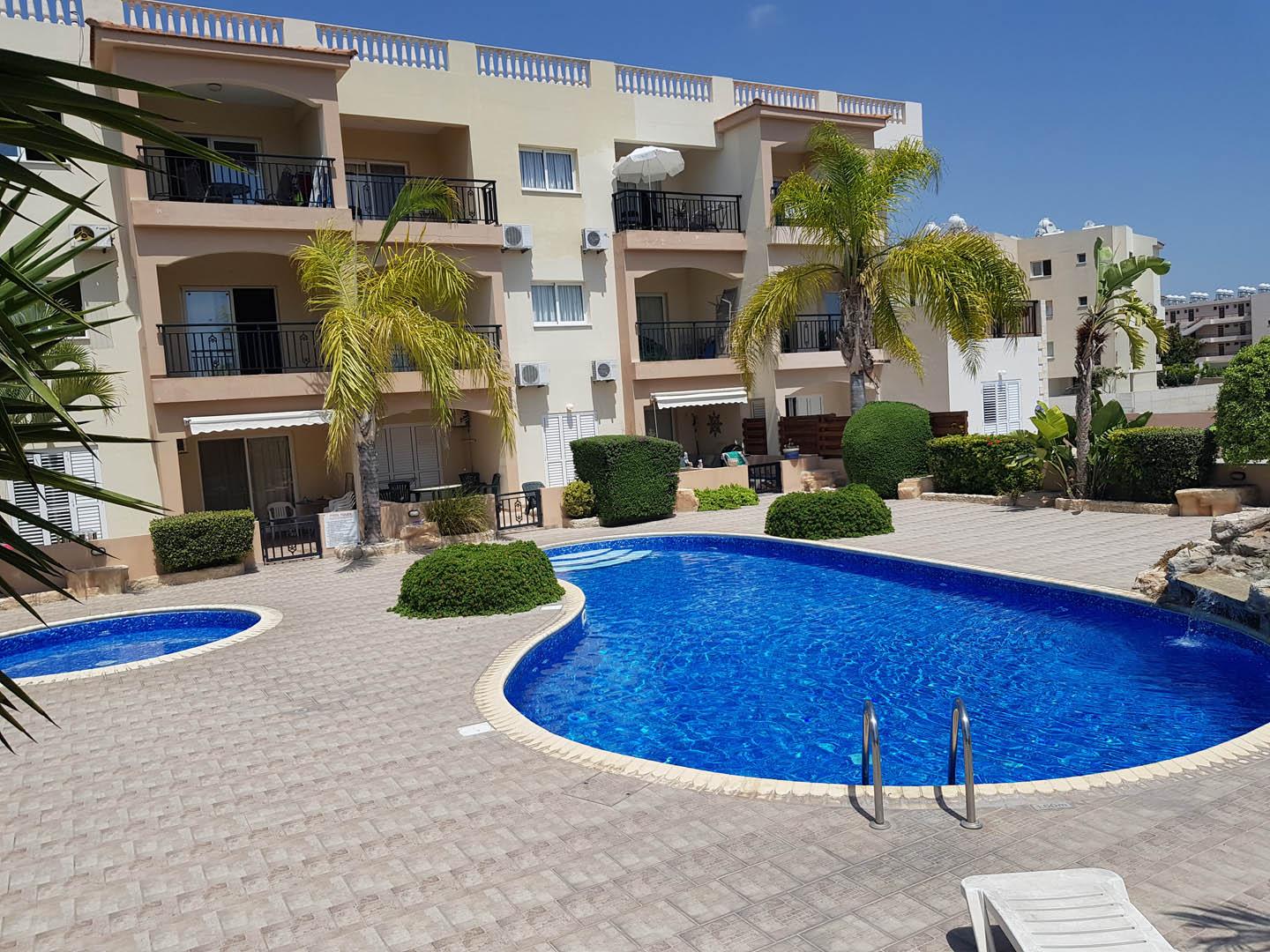 Two-bedroom apartment in a well-maintained complex — main photo