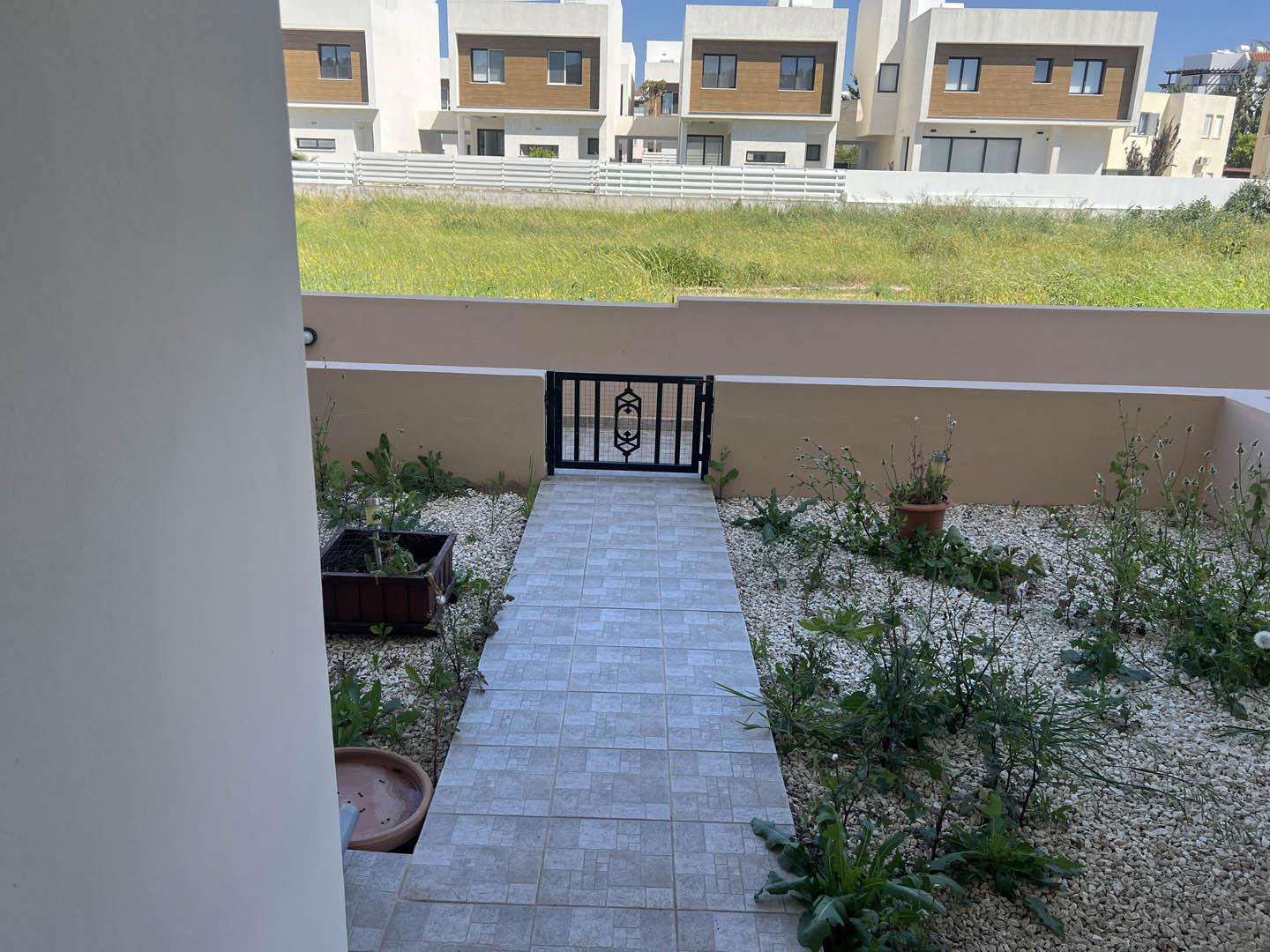 Two-bedroom apartment in a well-maintained complex — photo 3