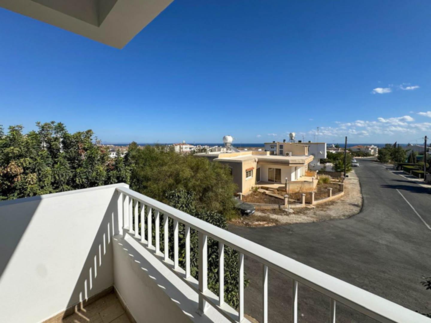 4-Bedroom Apartment with Sea View — main photo