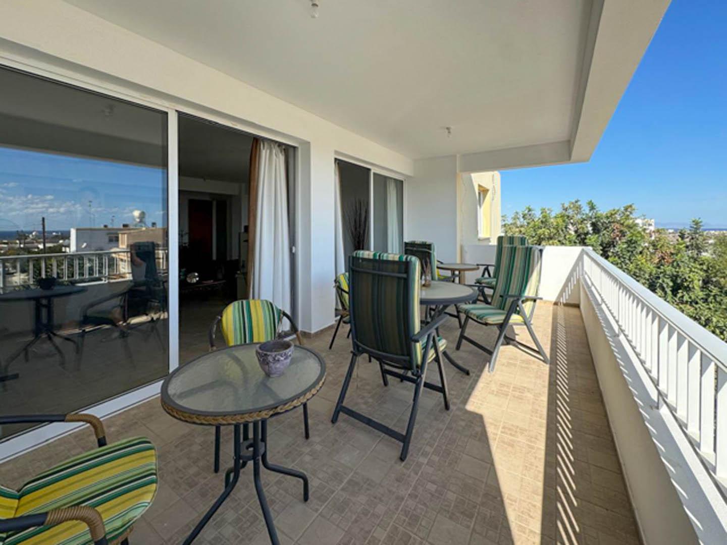 4-Bedroom Apartment with Sea View — photo 2