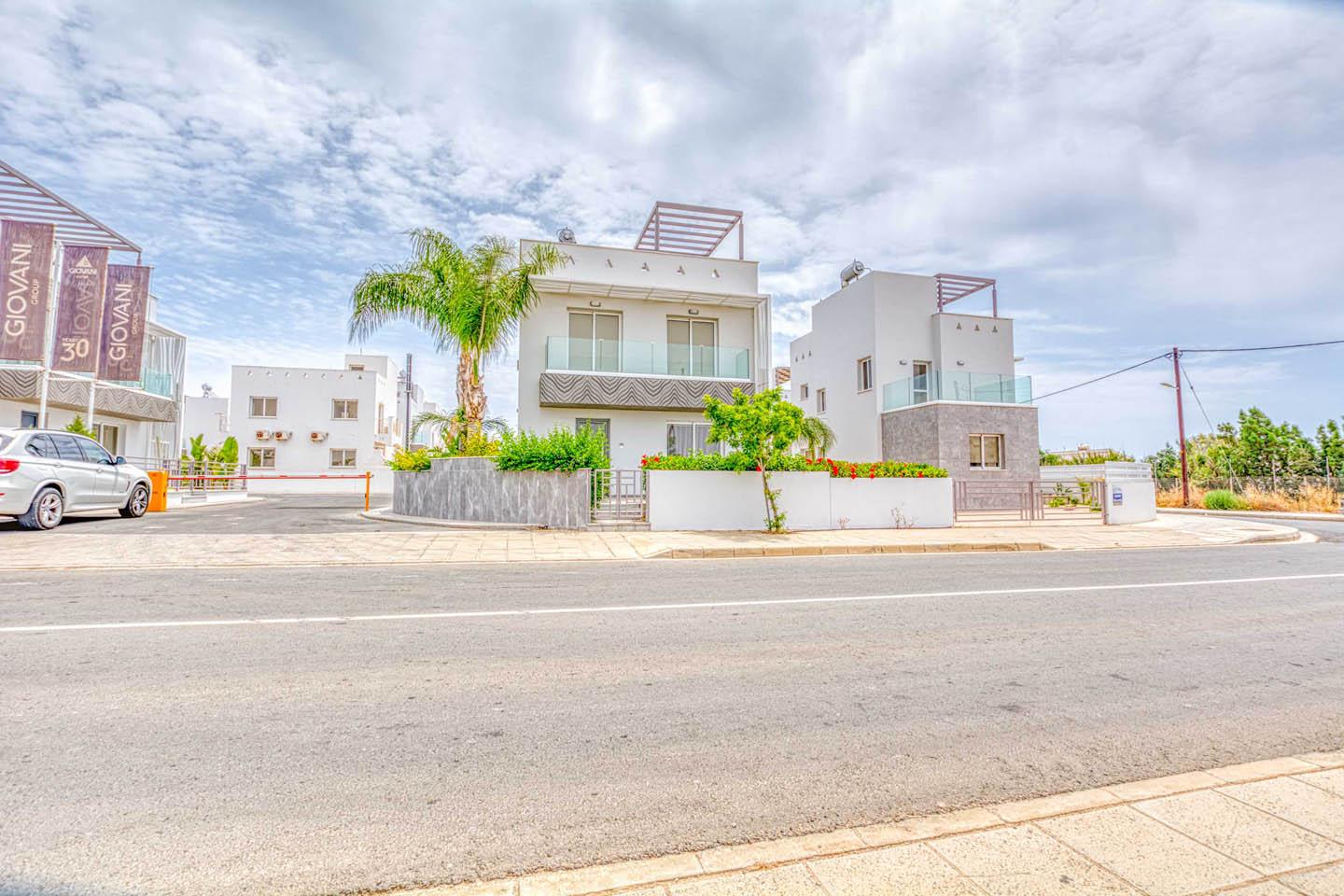 3-Bedroom Villa with Private Pool and Rooftop Veranda — photo 2
