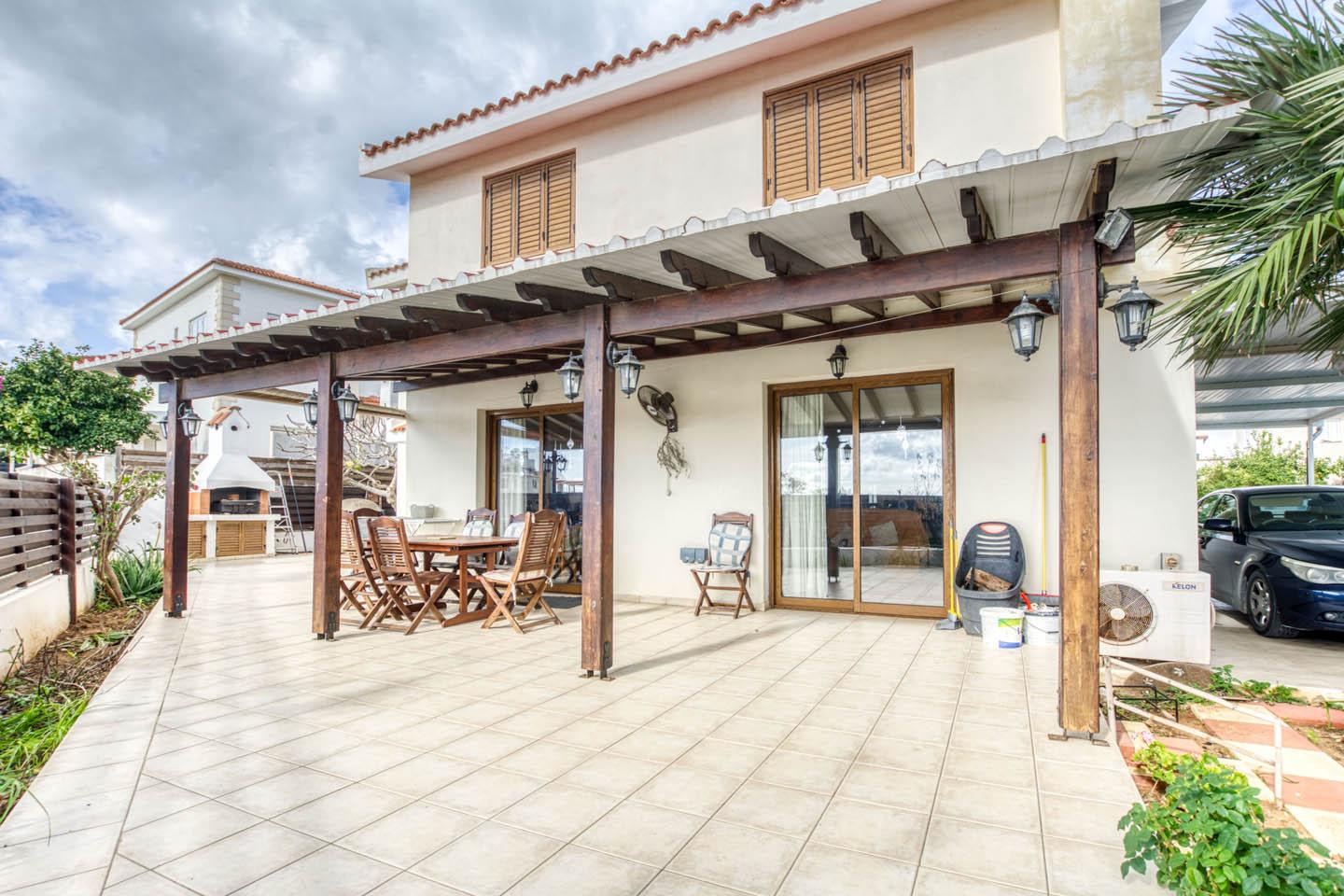 4-Bedroom Villa with Warm, Homely Ambience — main photo