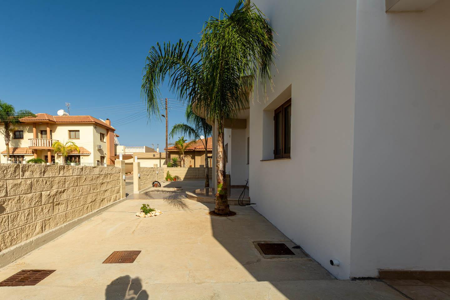 4-Bedroom Villa softened by warm Mediterranean tones — photo 5