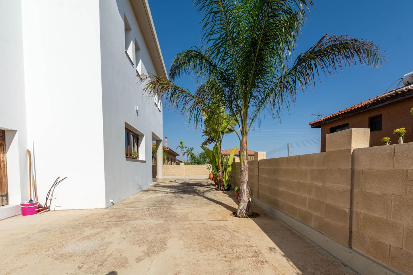 4-Bedroom Villa softened by warm Mediterranean tones — photo 2