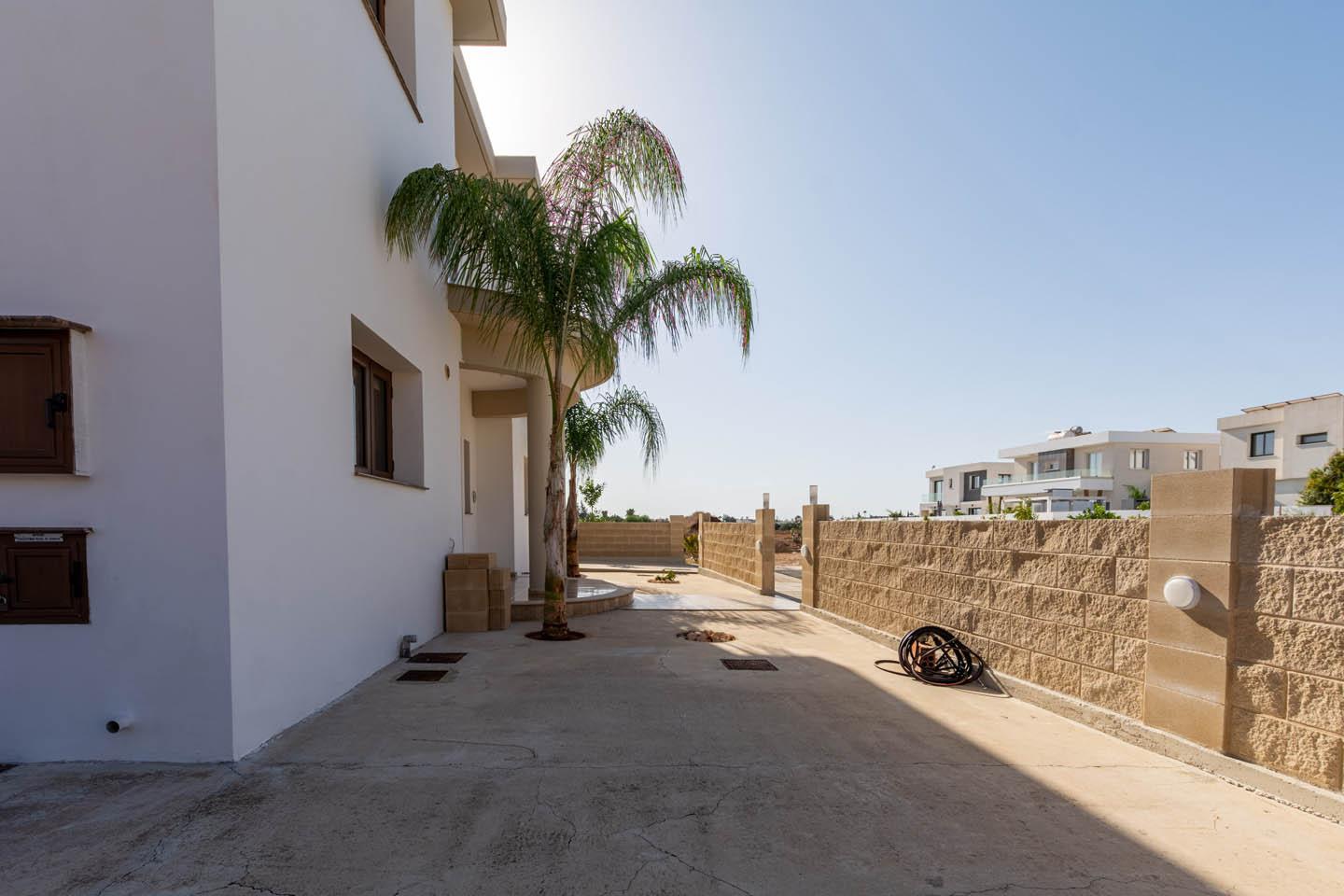 4-Bedroom Villa softened by warm Mediterranean tones — photo 4