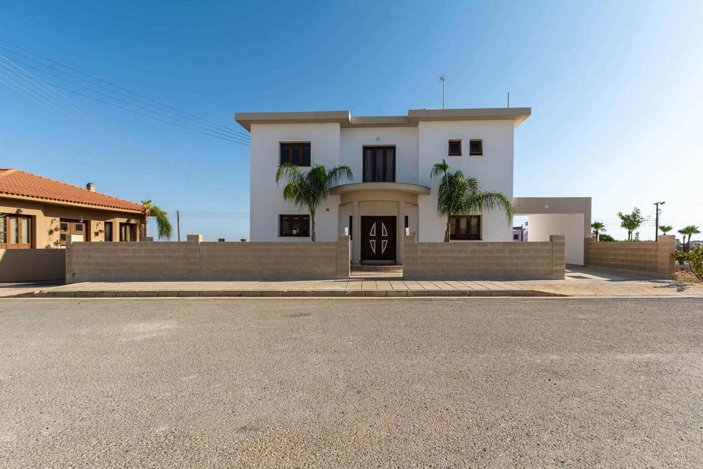 4-Bedroom Villa softened by warm Mediterranean tones — photo 6